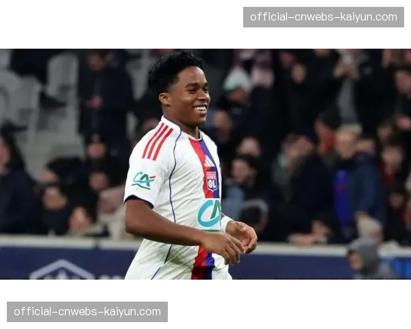 恩德里克庆祝进球：指向看台感谢里昂球迷远征支持